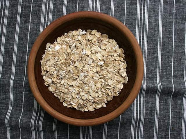 Fotografia real de aveia, um ingrediente do livro de receitas.